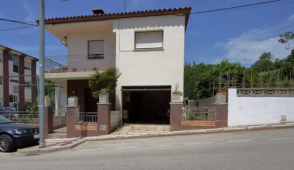 Four-bedroom detached house with garage