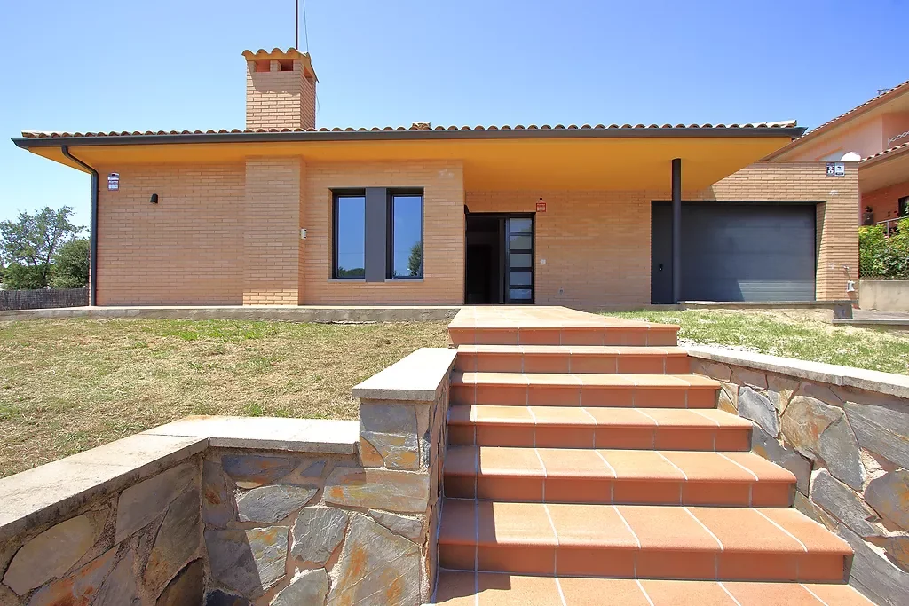 Detached Caldes home with large garden