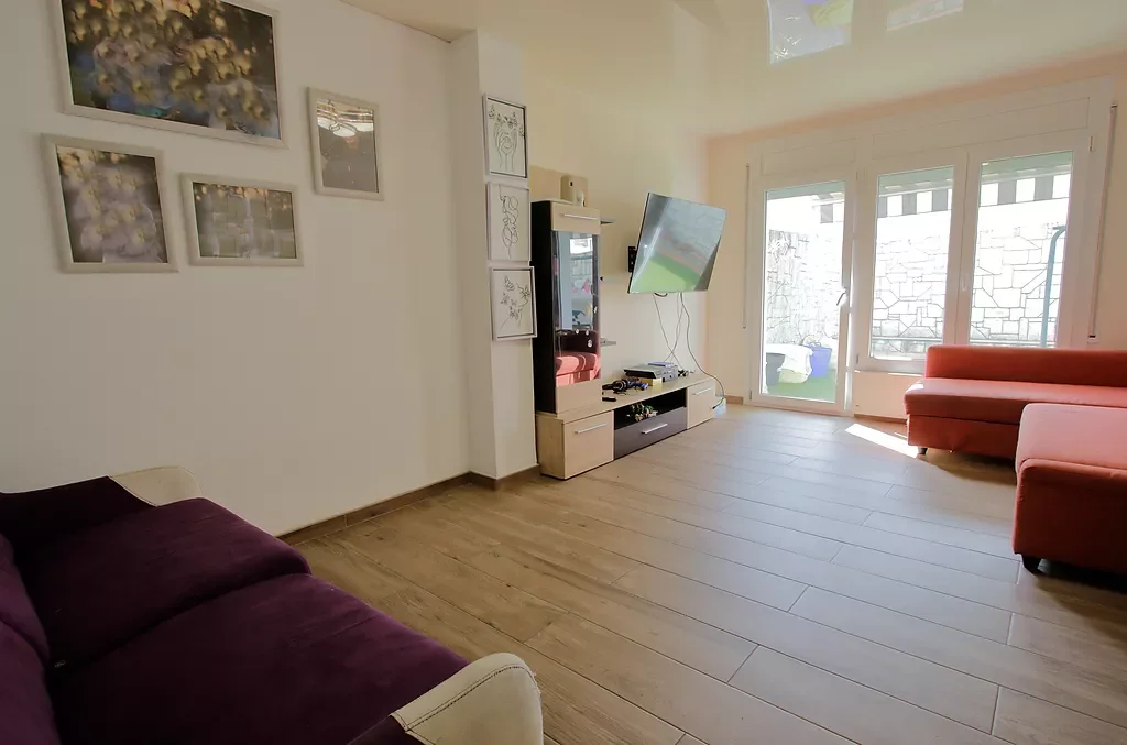 Four-bedroom Girona flat with terrace