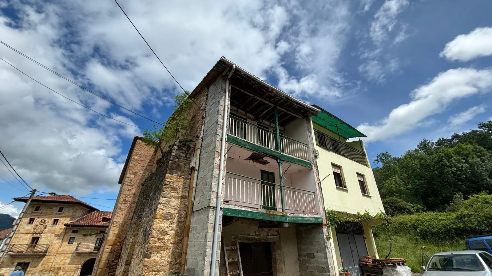 Reformable townhouse near Laredo beach
