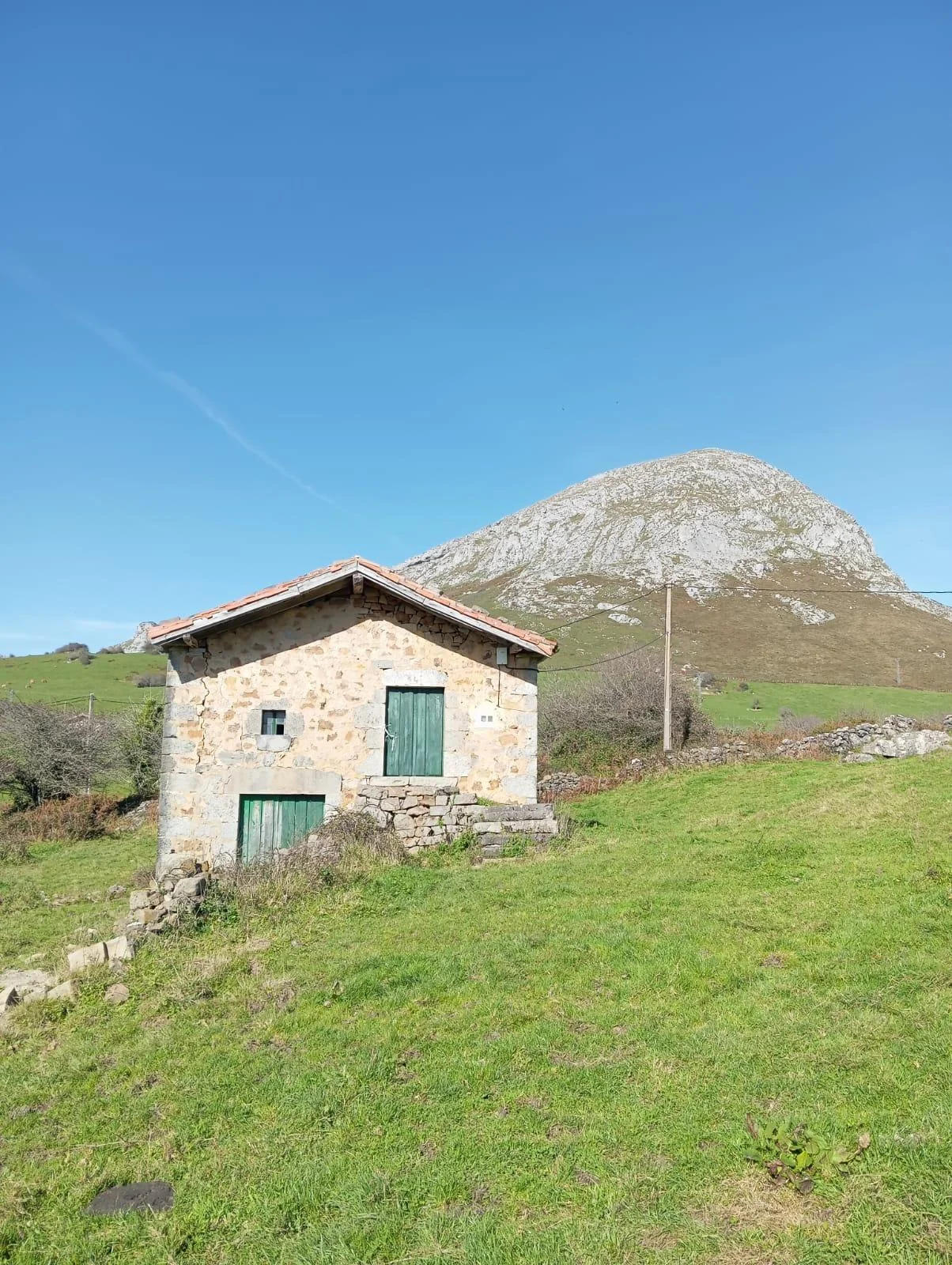 Rural stone cabin, 20,320 m² plot