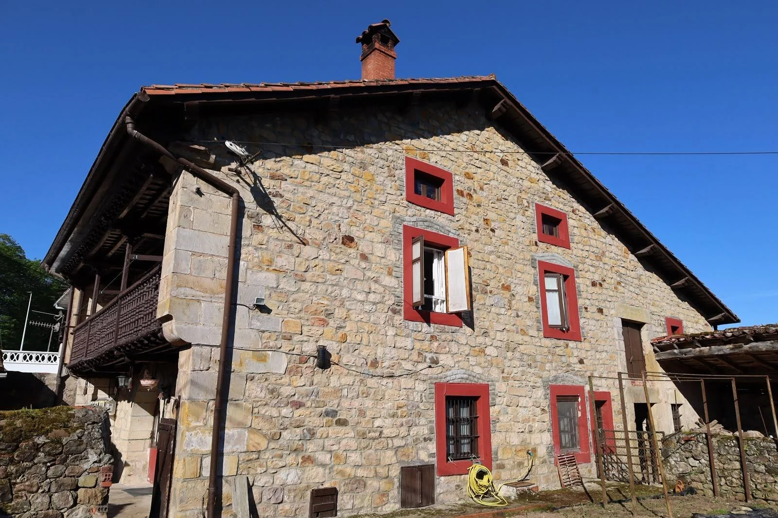 Stone house with 284 m² potential