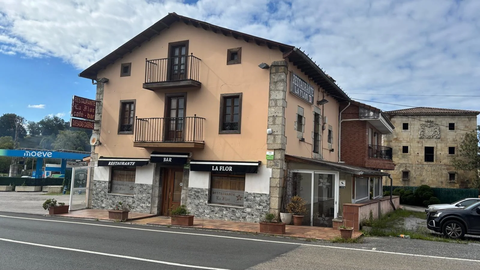 Edificio mixto de tres plantas y 600 m²