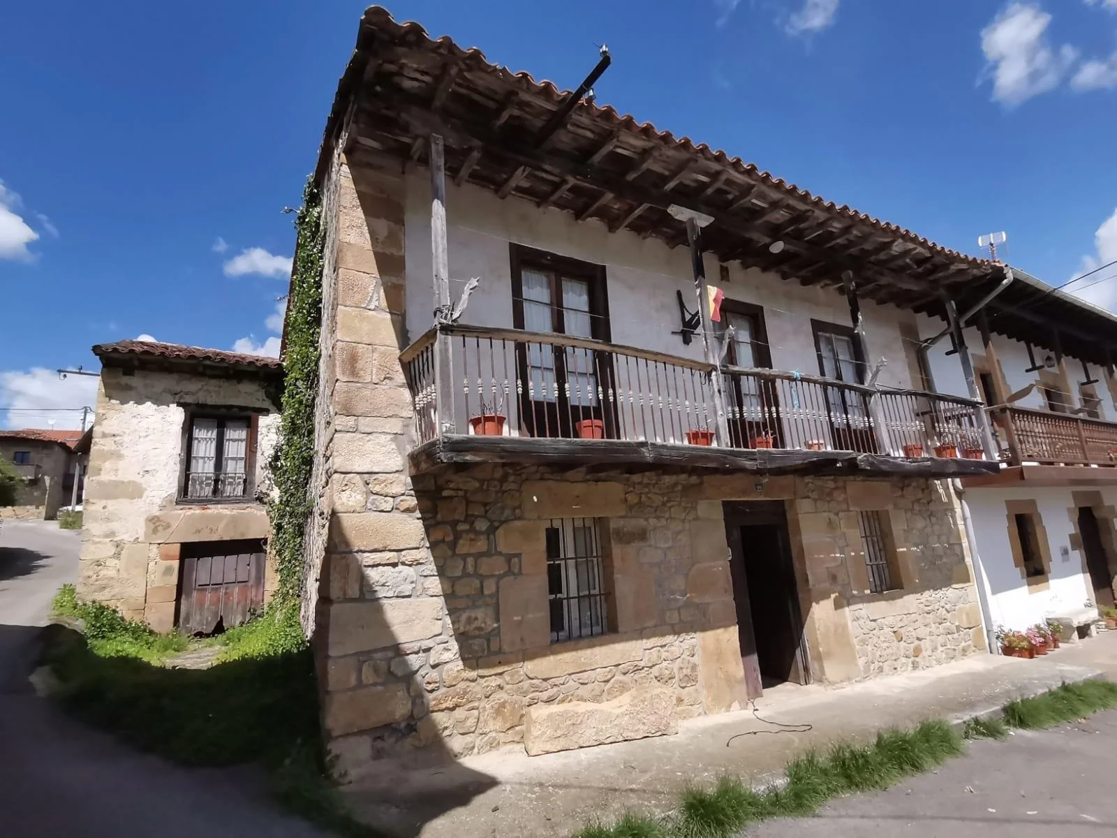 Casa de tres dormitorios para reformar en Tezanos