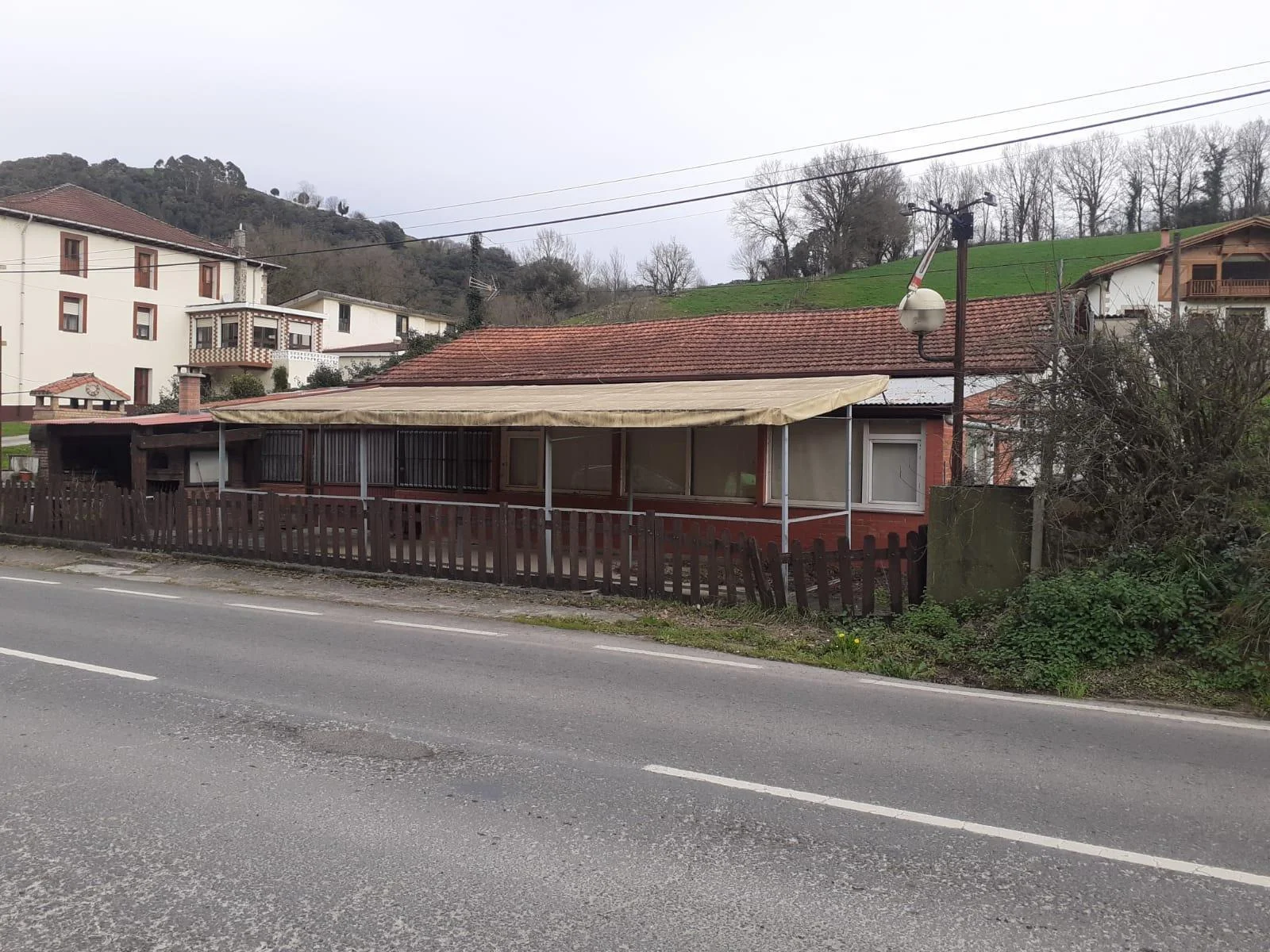 Roadside building with 400 m² plot