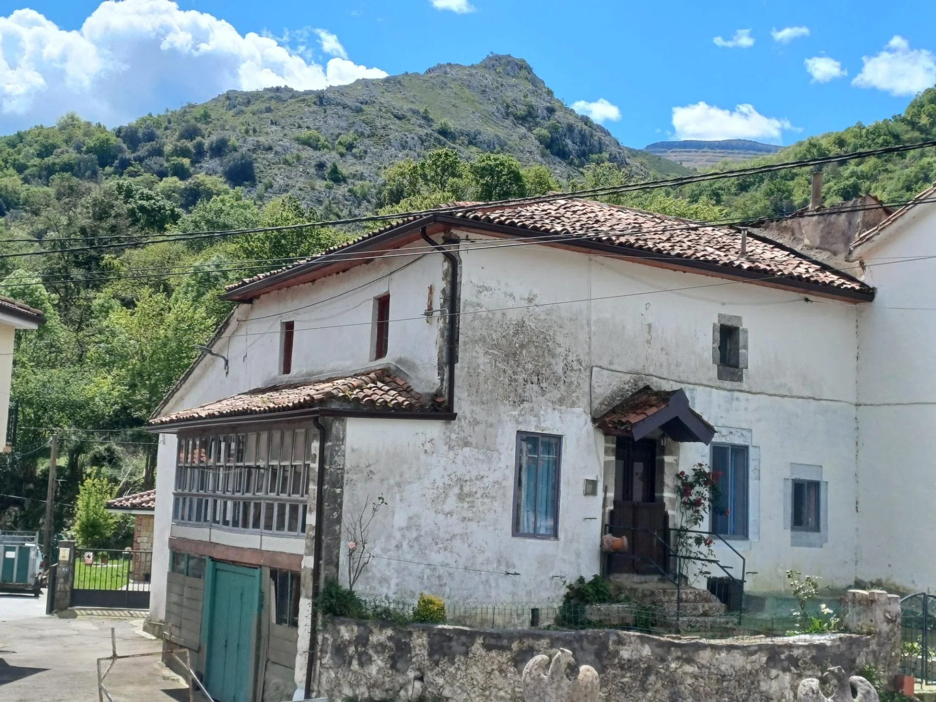 Casa de piedra de tres plantas en Bustablado