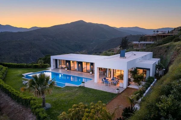 Contemporary villa with 3,300 m² plot