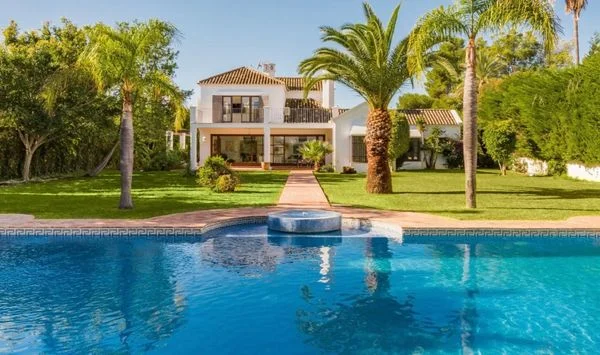 Villa renovada en Guadalmina, seis dormitorios