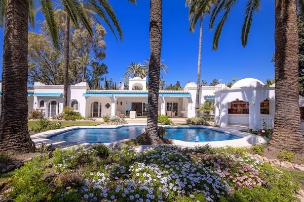 South-facing villa with 5 bedrooms