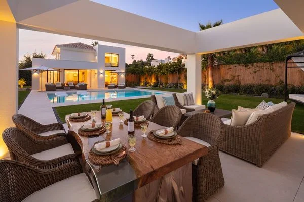 Renovated villa with 1,011 m² plot