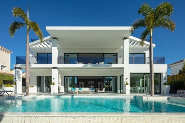 Villa renovada en Nueva Andalucía, cinco dormitorios