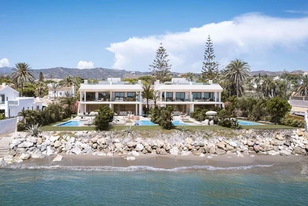 Villa nueva frente al mar en Marbesa