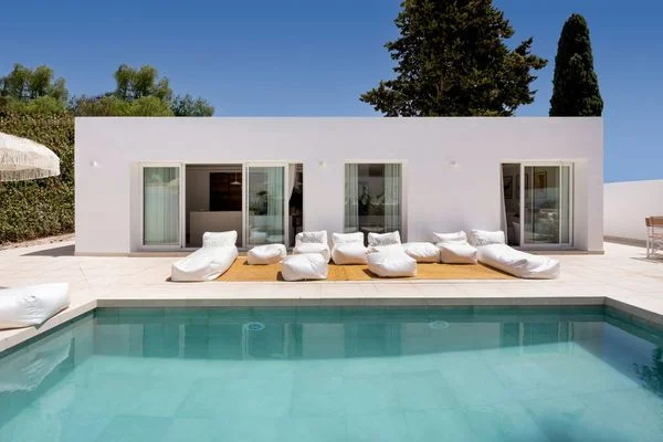 Renovated villa with pool, 4 bedrooms