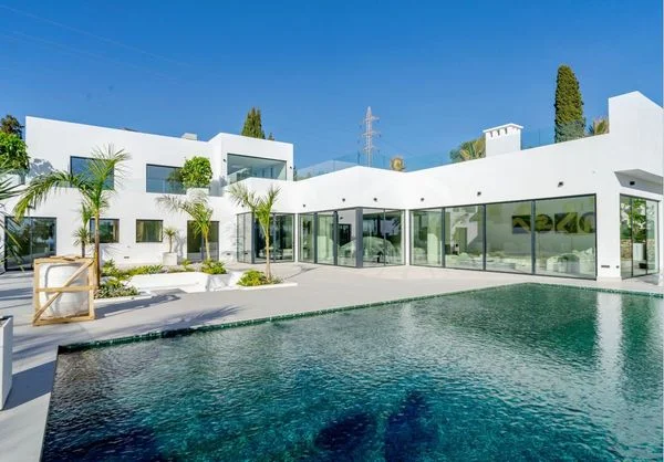 Villa de lujo en Marbella, cinco dormitorios y obra nueva