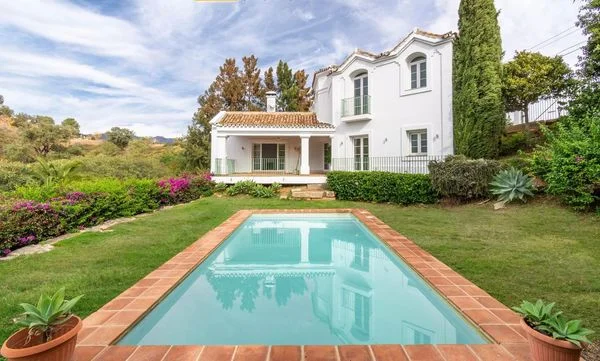 Villa en Elviria de 340 m² con piscina