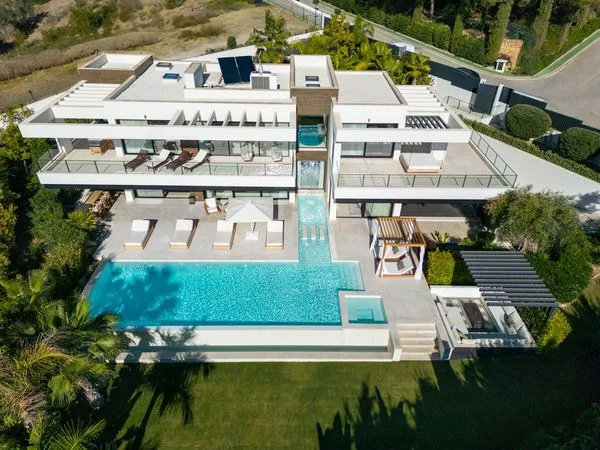Luxury villa with private pool, six bedrooms