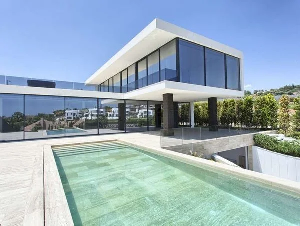 Villa nueva en Valle del Golf, seis dormitorios