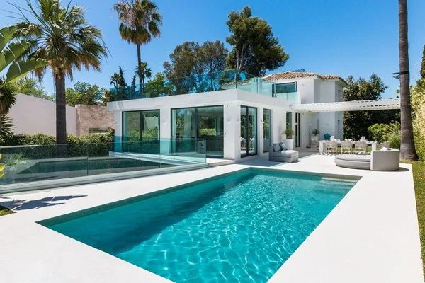 Villa nueva de 4 dormitorios cerca de Puerto Banús
