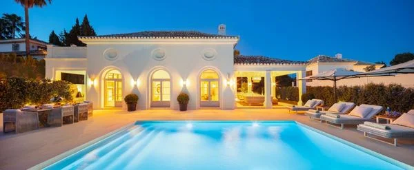 Villa nueva en Nagüeles con piscina