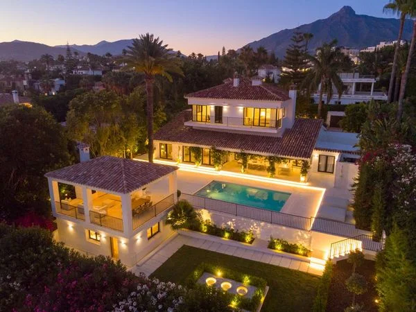 Villa renovada en Marbella, golf y cinco dormitorios