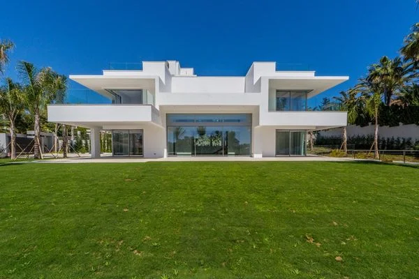 Villa de lujo nueva en Guadalmina Baja