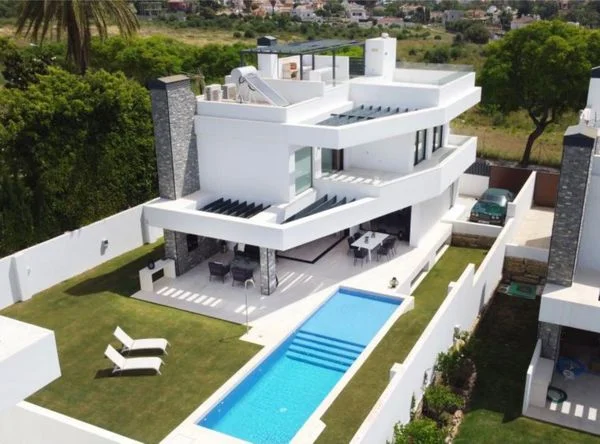 Chalet contemporáneo con piscina climatizada
