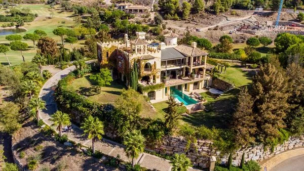 Luxury golf villa with eight bedrooms