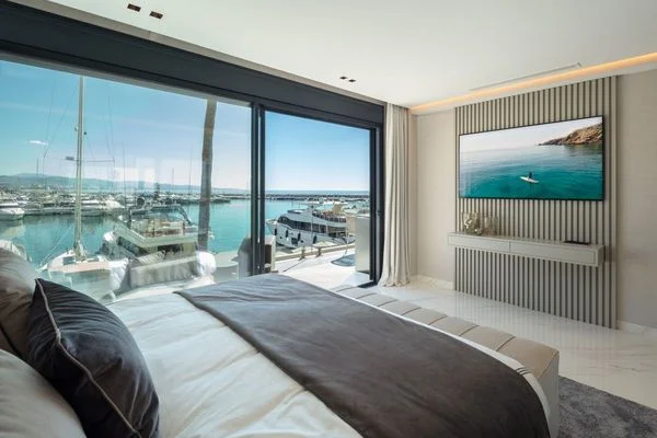 Apartamento renovado en Puerto Banús, 3 dormitorios