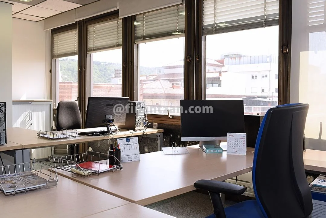Oficina amueblada con cinco despachos divisorios