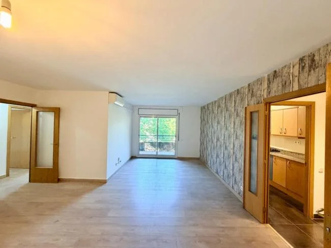 Piso en buen estado con tres habitaciones en Vic