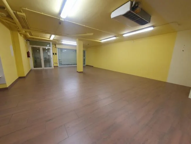 Ground-floor commercial unit in Tona