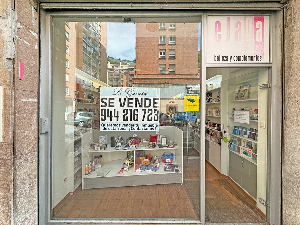 Local comercial a pie de calle con entreplanta