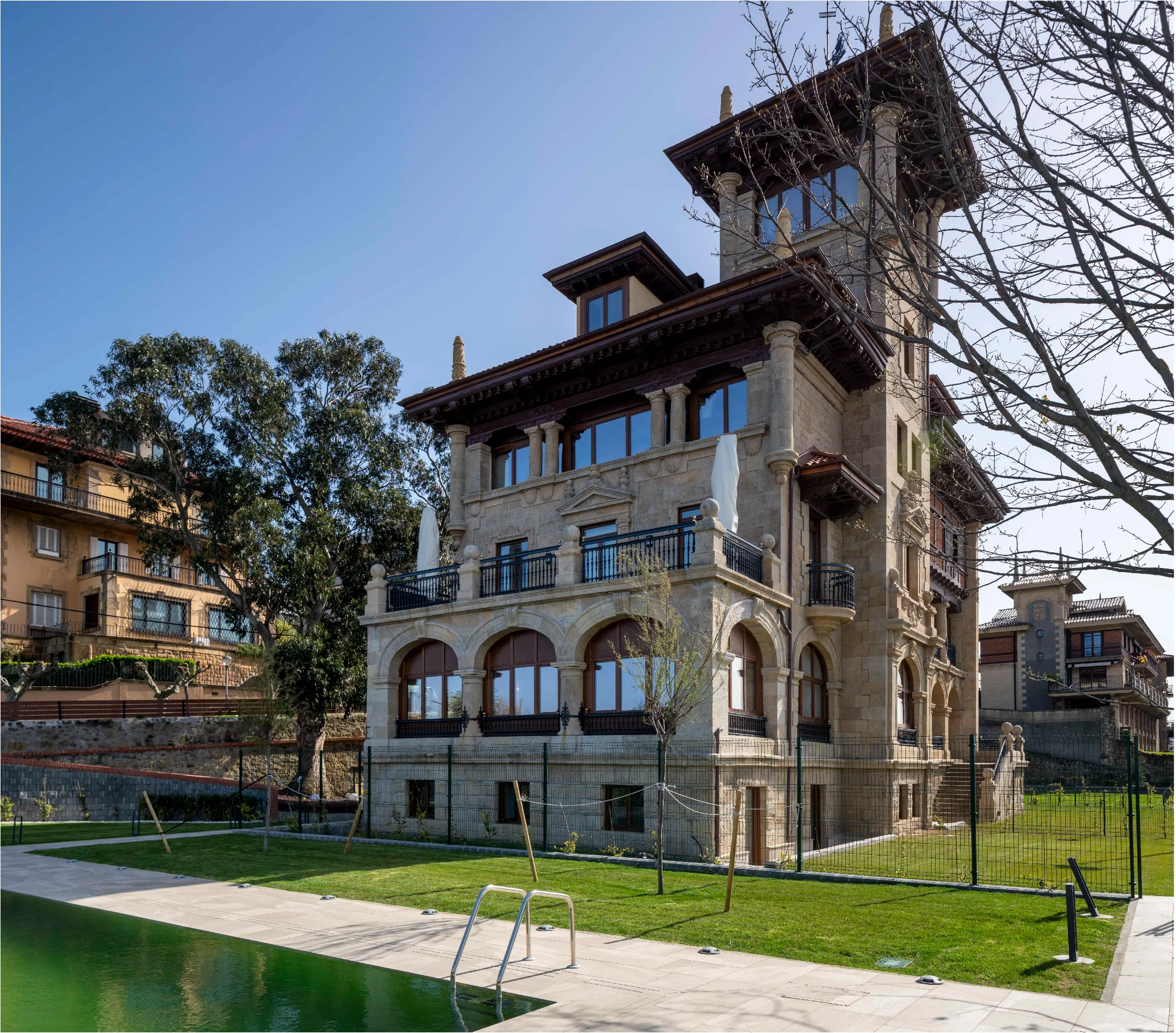 Historic triplex, sea views, six bedrooms