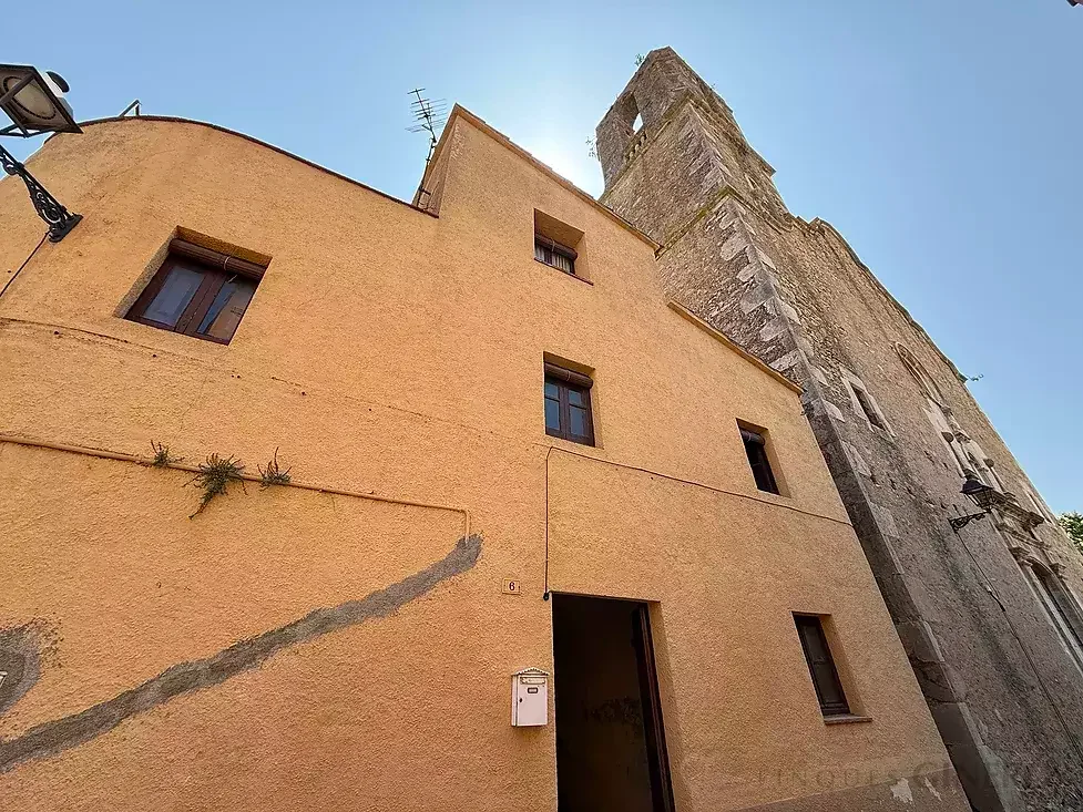 Casa histórica de tres dormitorios en Regencós