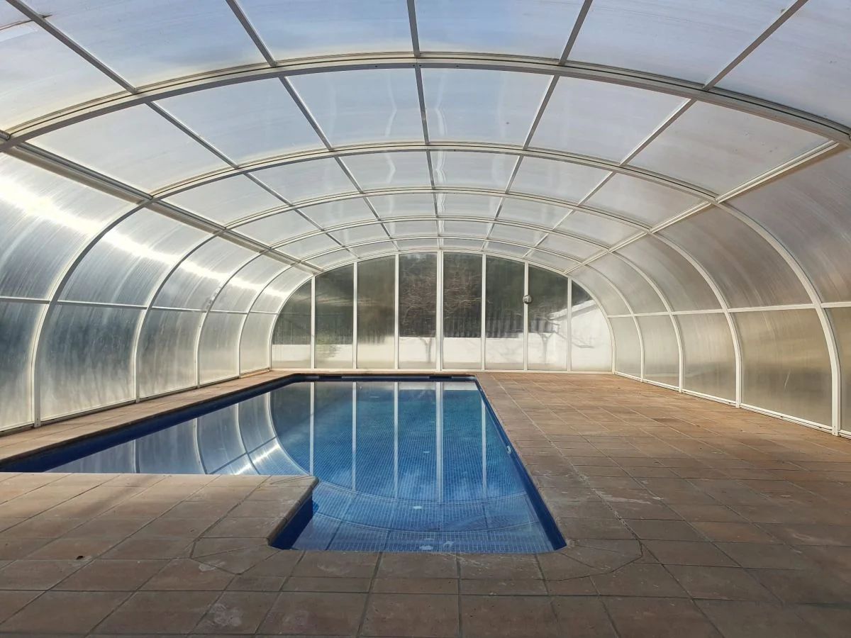 Casa bifamiliar con piscina cubierta