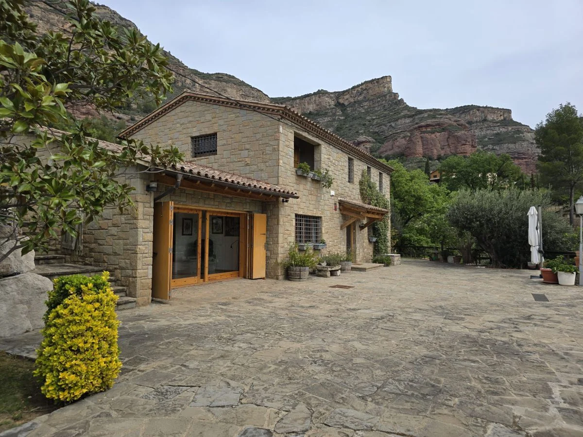 Rustic home on 1,894 m² plot