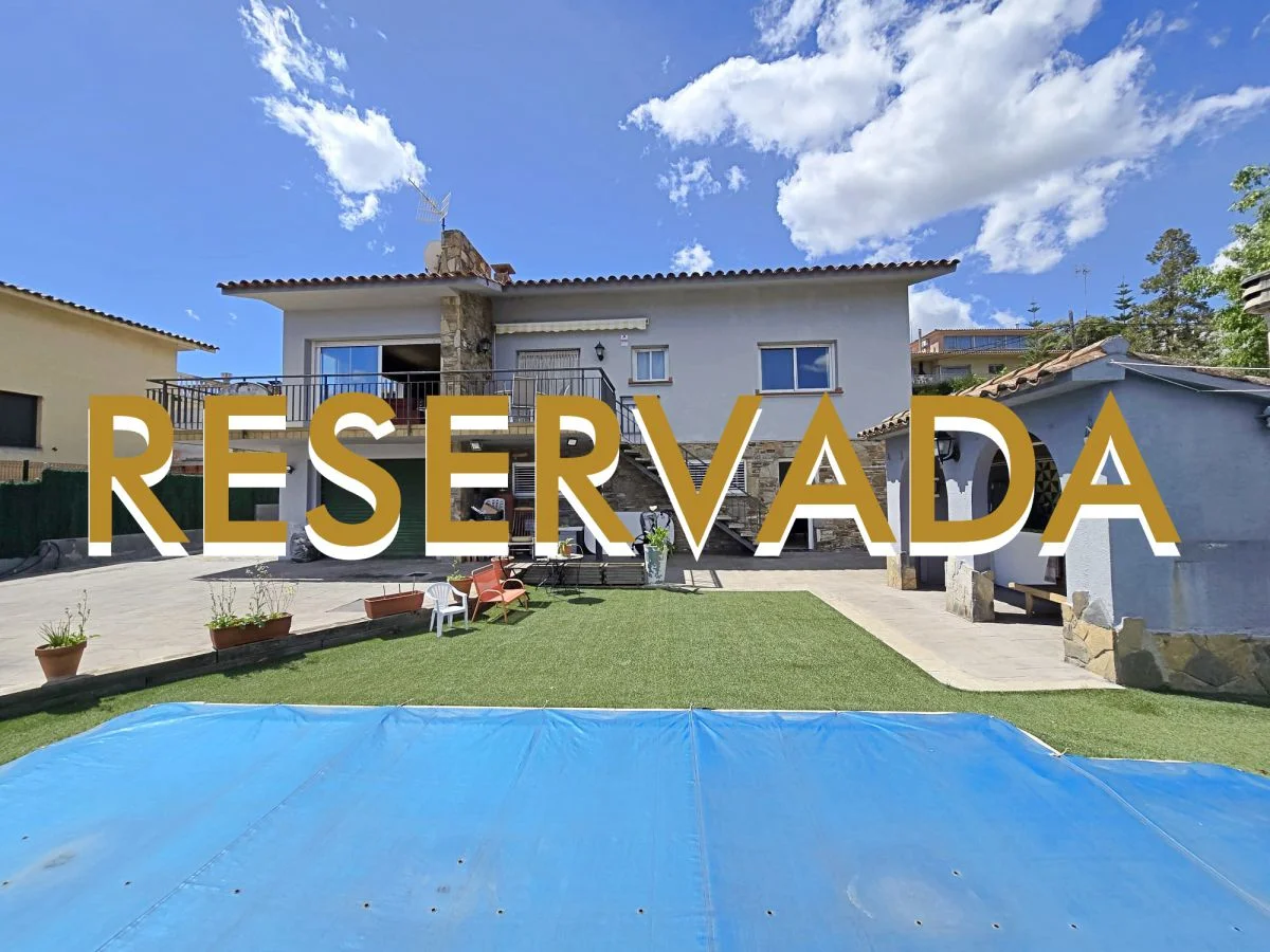 Casa de cuatro dormitorios con piscina en Canovelles
