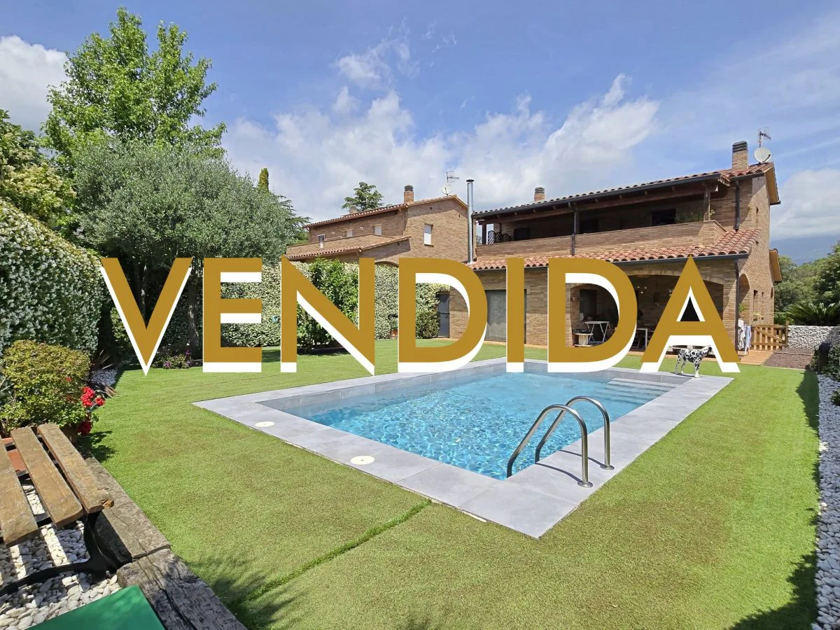 Amplia casa de cuatro habitaciones con piscina