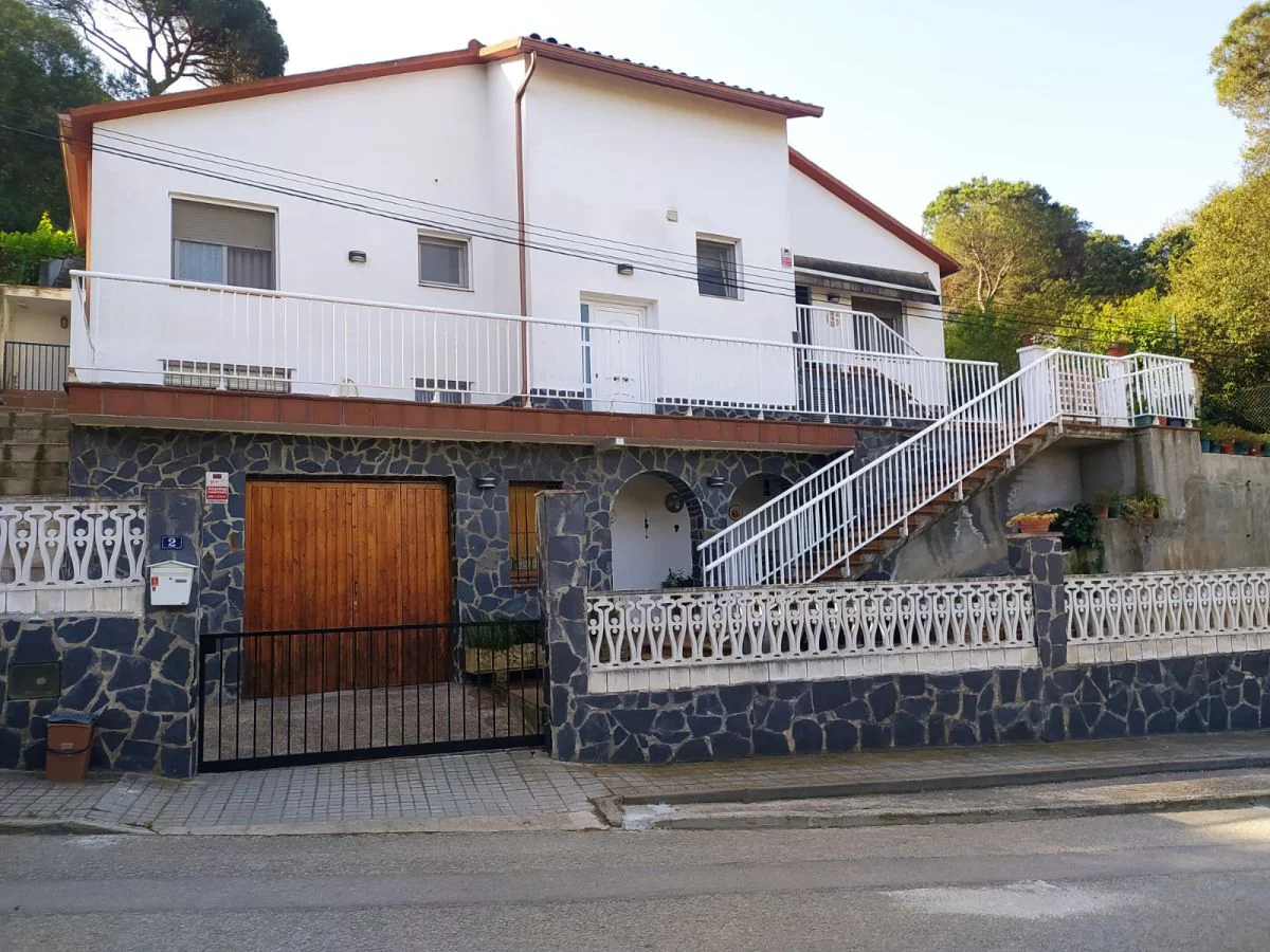 Four-sided house with large plot