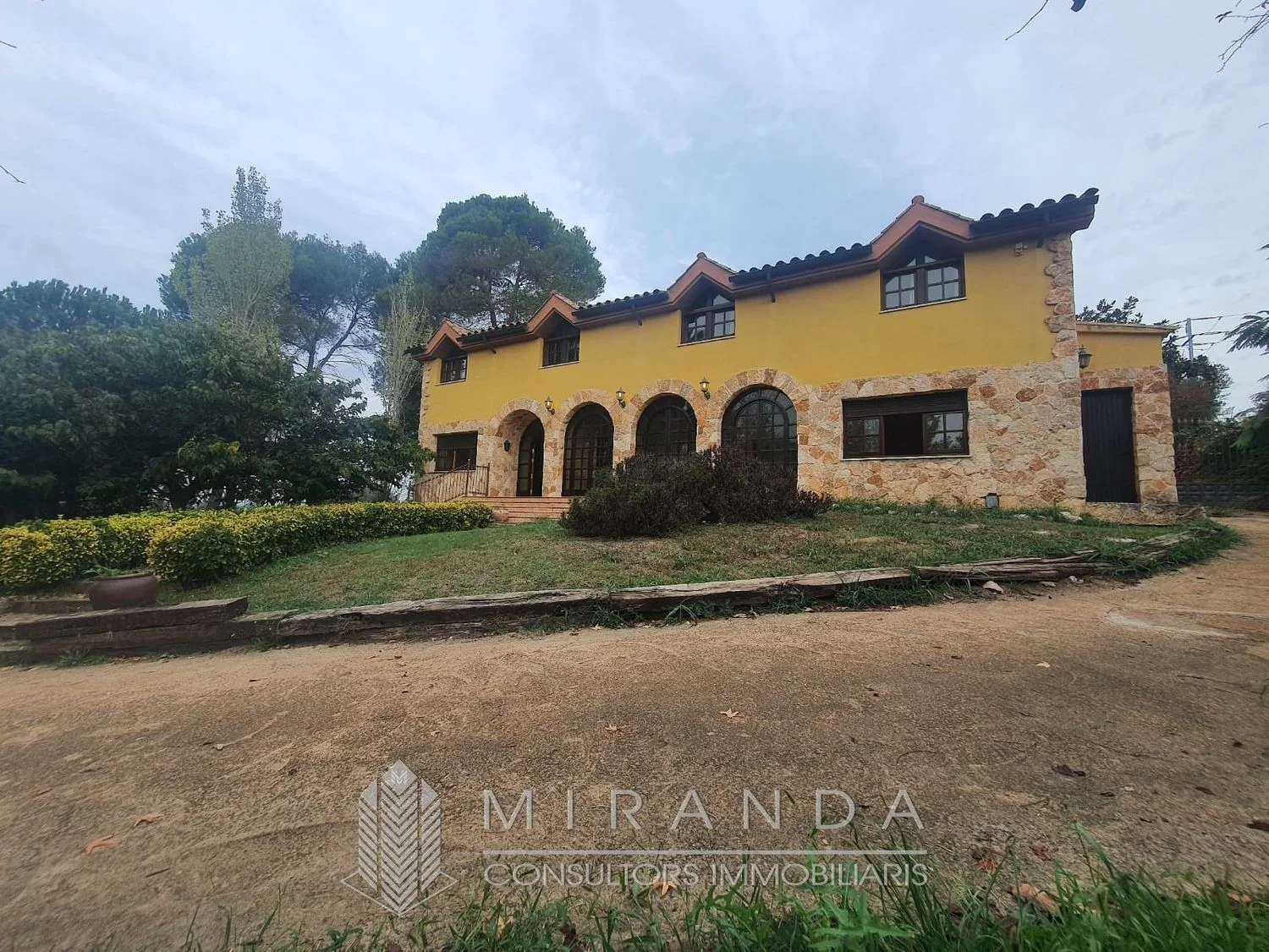 Rural house in Montcada with views