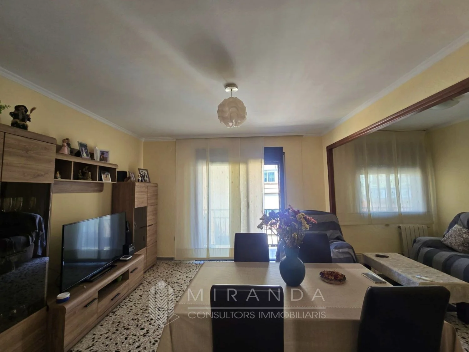 Central three-bedroom flat with balcony