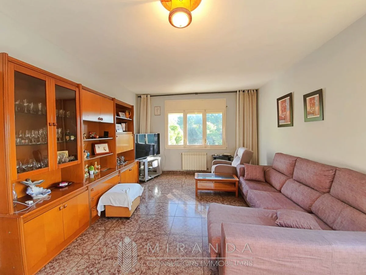 Casa amplia con vistas a la montaña