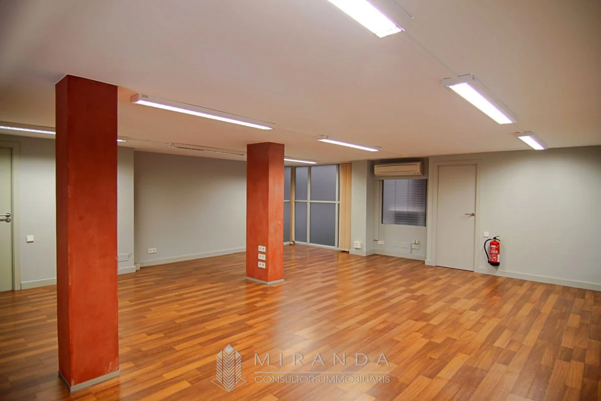 Central commercial unit with conversion potential