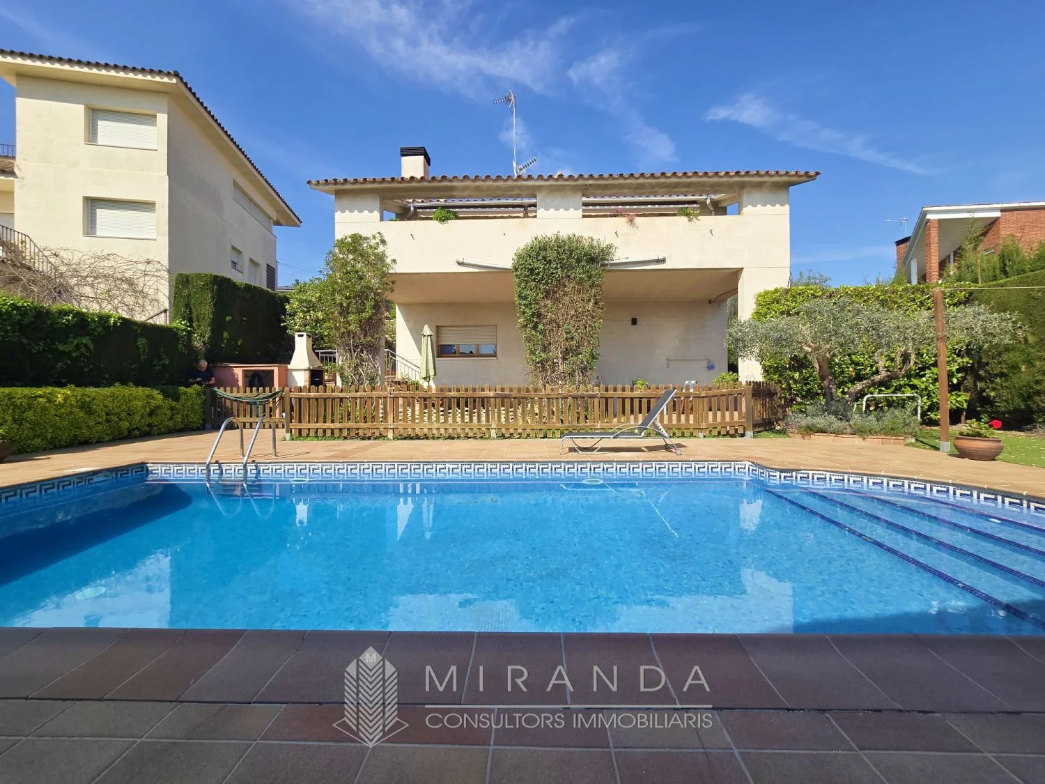 Chalet independiente con parcela ajardinada de 718 m²