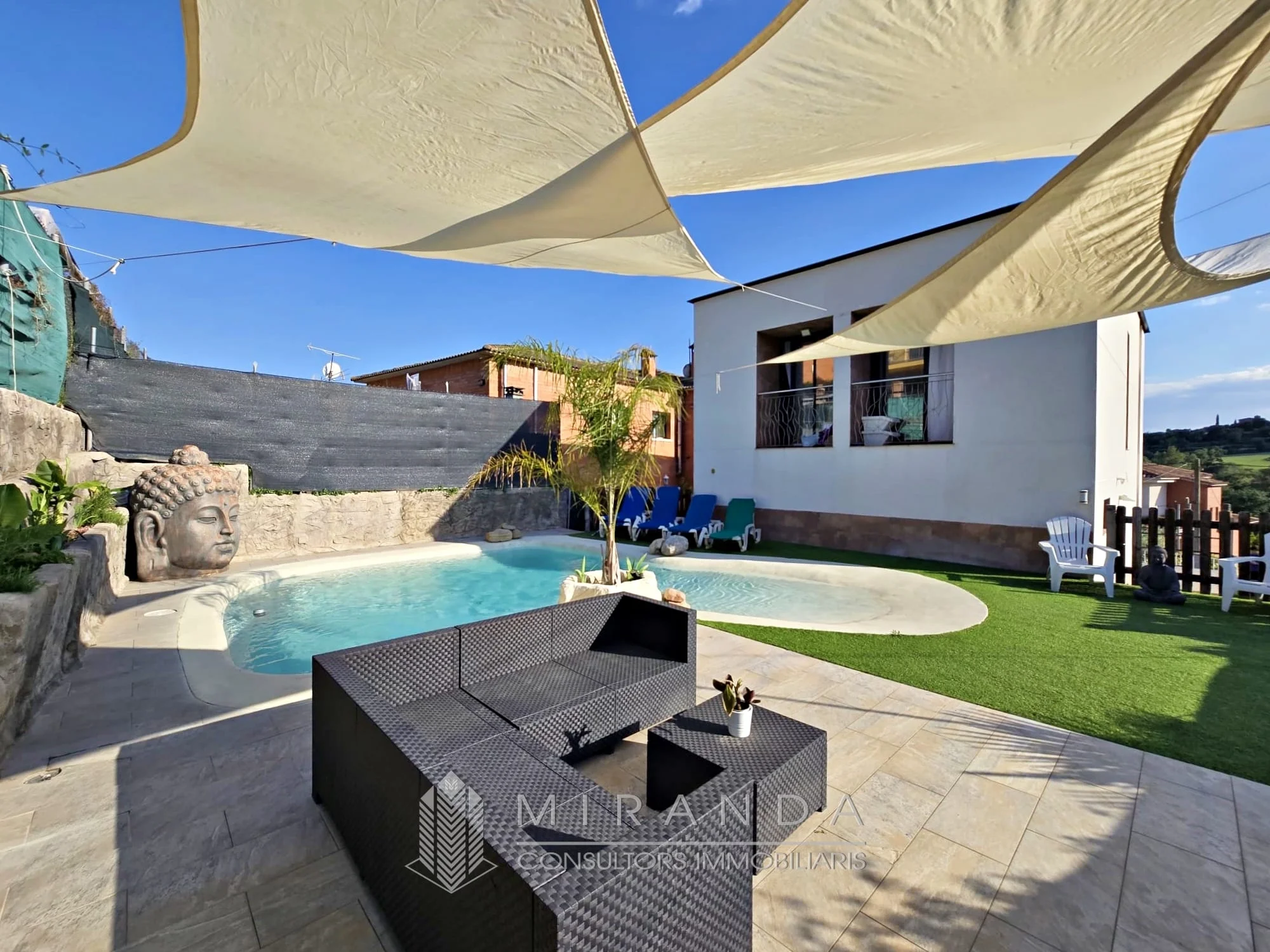 Chalet moderno de 230 m² con jardín