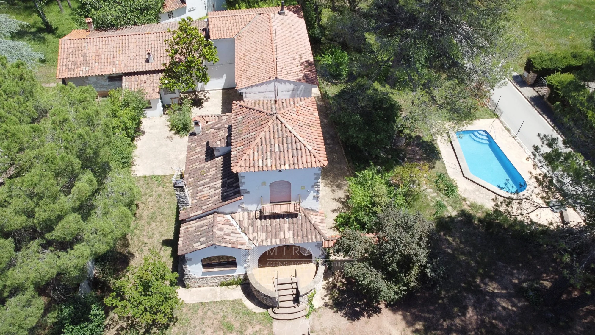 Renovation-ready corner house on large plot