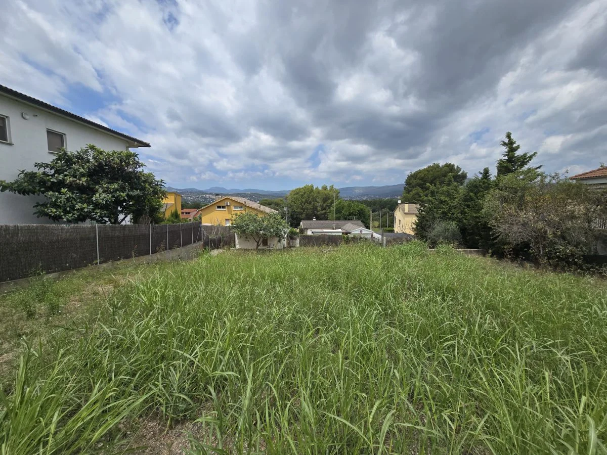 Sunny 652 m² plot near nature