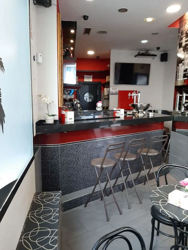 Local de cafetería equipado en esquina, 50 m²