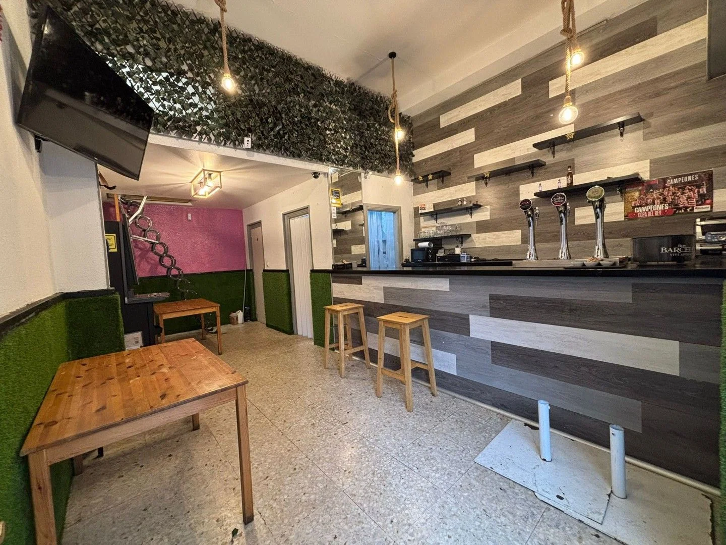 Street-level bar premises in Repelega, 60 m² with terrace licence