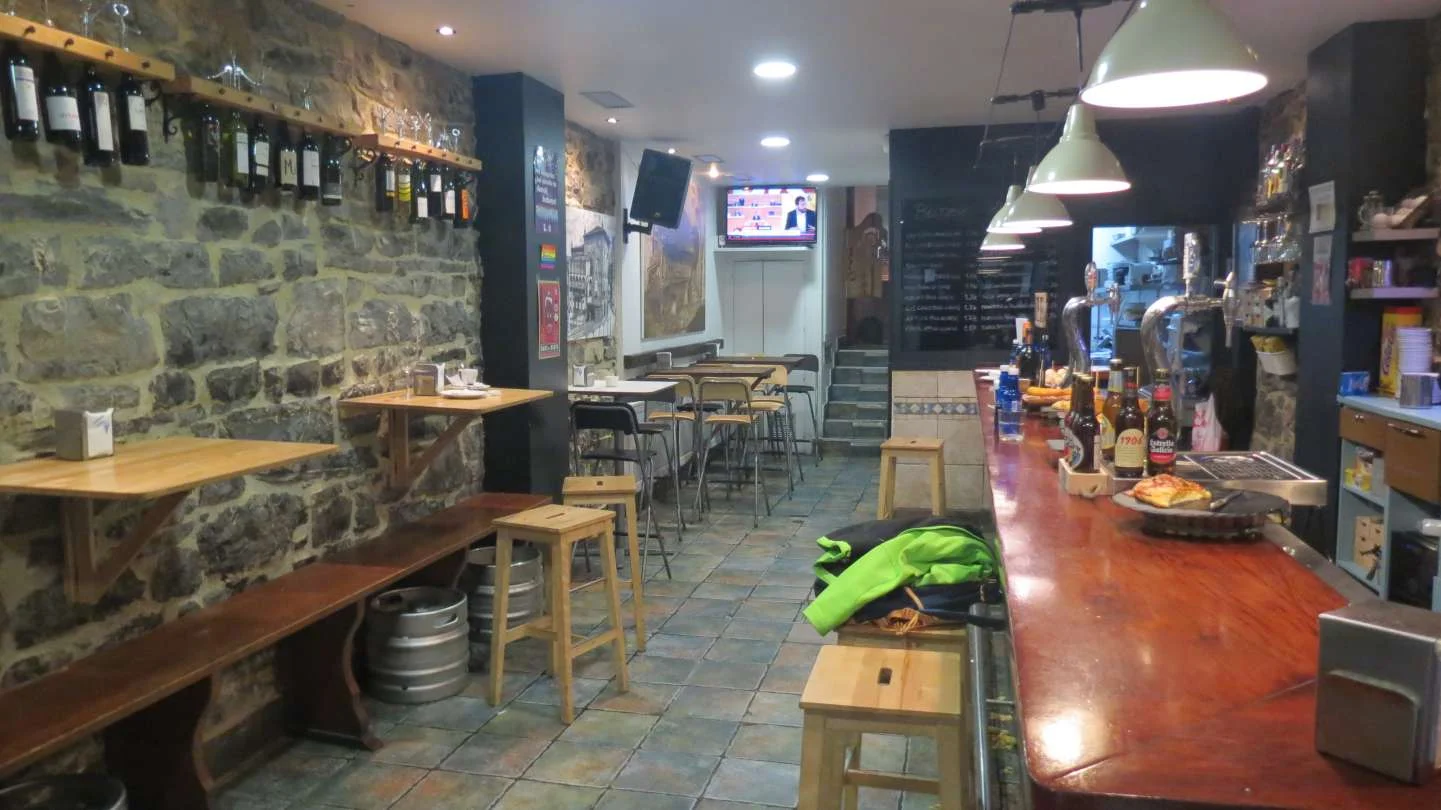 Bar céntrico en funcionamiento con cocina